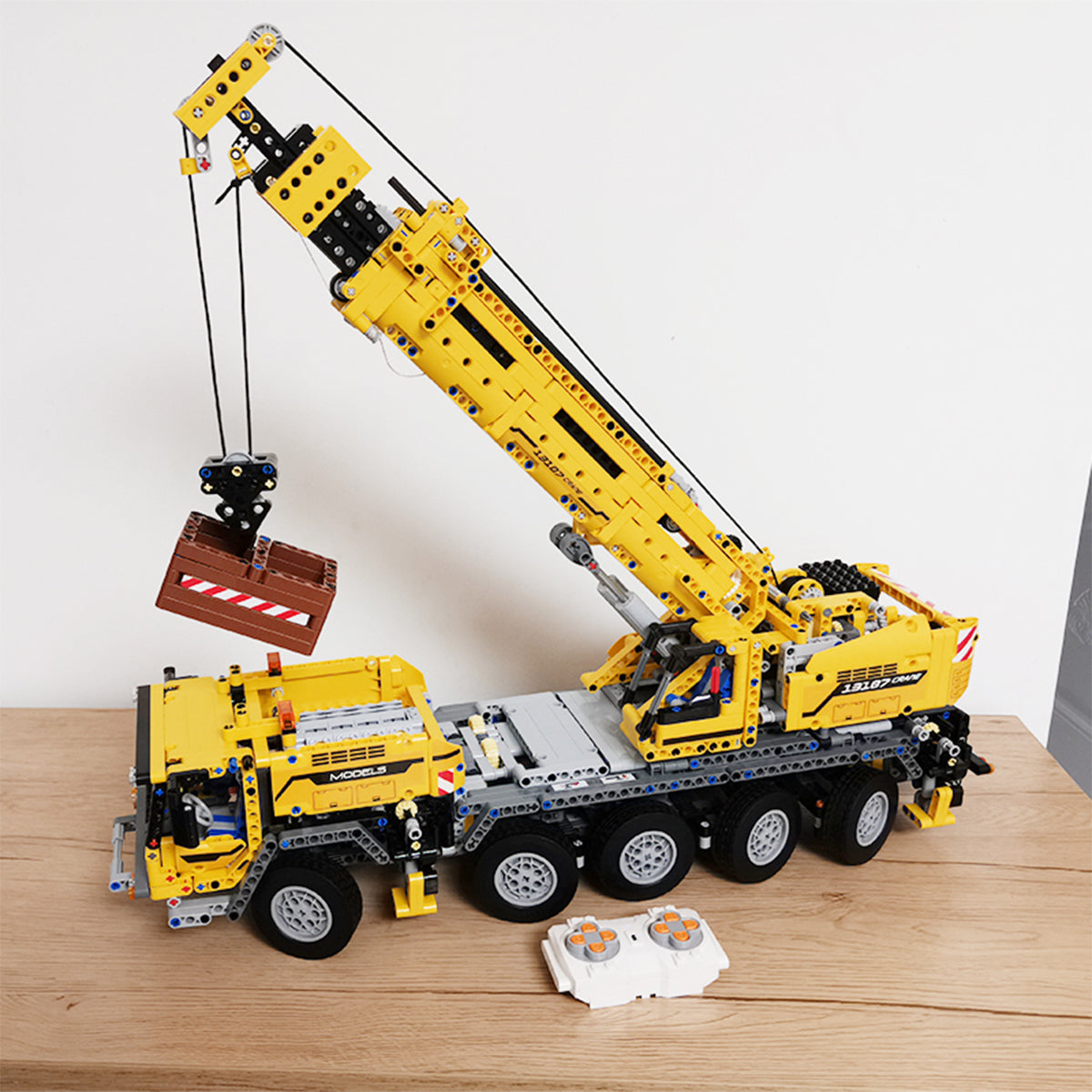 Technik Kran GMK7450, Technic Kran Ferngesteuert mit 8 Motor Bausatz, MK-17047 Kran, 2688 Teile Technik-Modell Kompatibel mit Lego Technik Kran